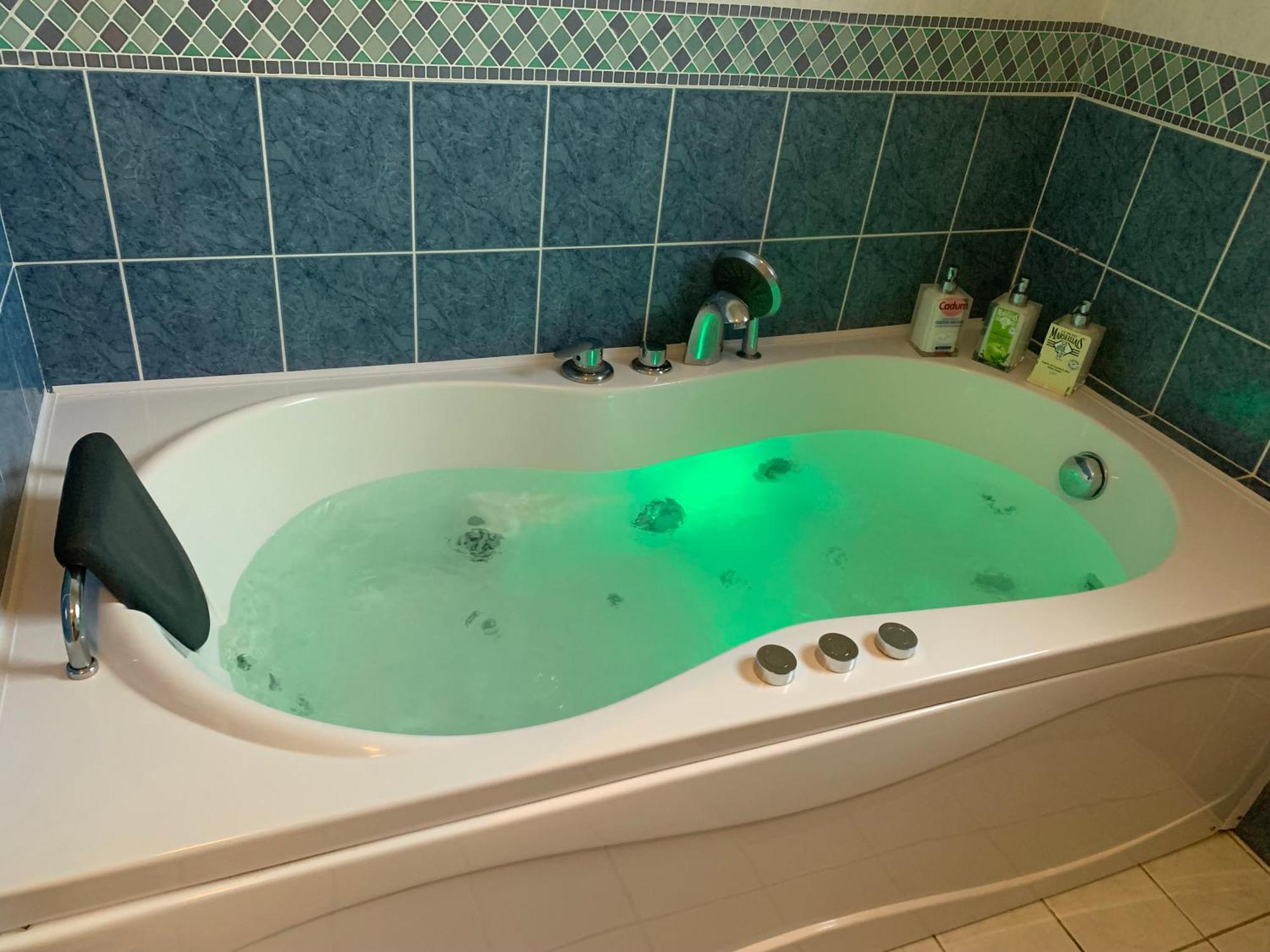 Gite 3 Etoiles Les Gourlines Avec Balneo, Veranda, Piscine Et Garage Avermes Εξωτερικό φωτογραφία
